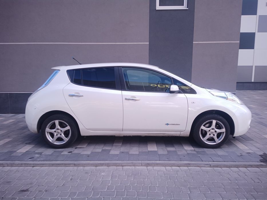 Оренда автомобіля Nissan Leaf 2013 Р. 500 гривень.