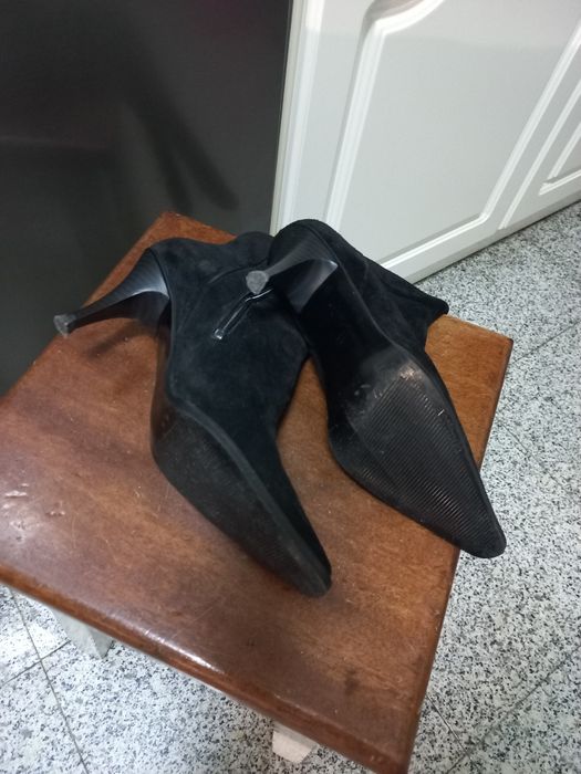 Botas pretas novas em camurça