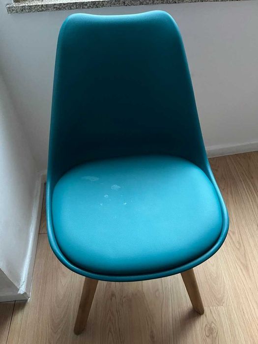 Cadeira azul estilo nordico com assento almofadado