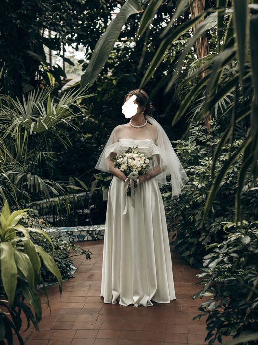 Весільна сукня атласна молочна вечірня