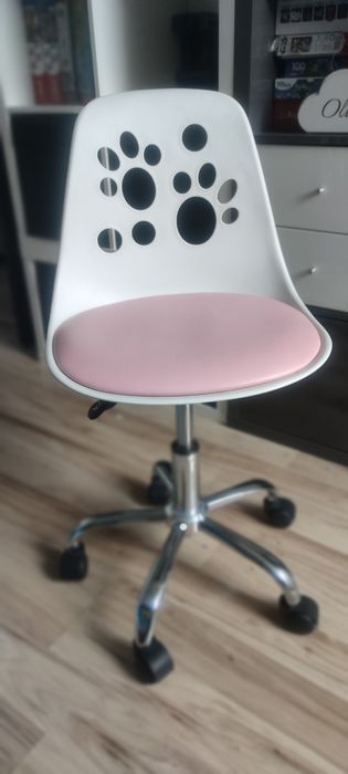 Krzesło obrotowe do biurka dla dziecka.
