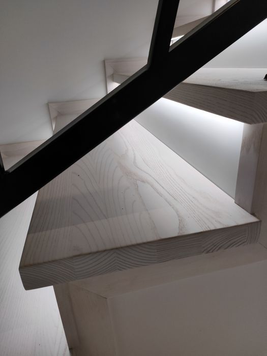 Schody, stopnie na beton, konstrukcji stalowej, półkowe