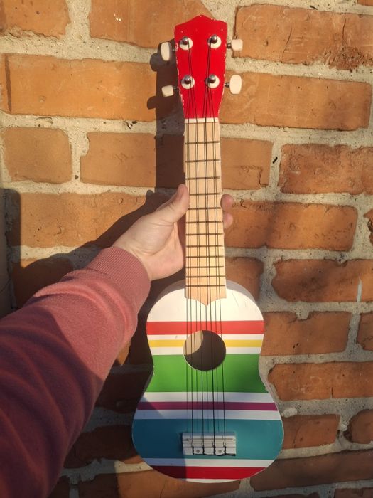 Акулеле дерев'яна гітара