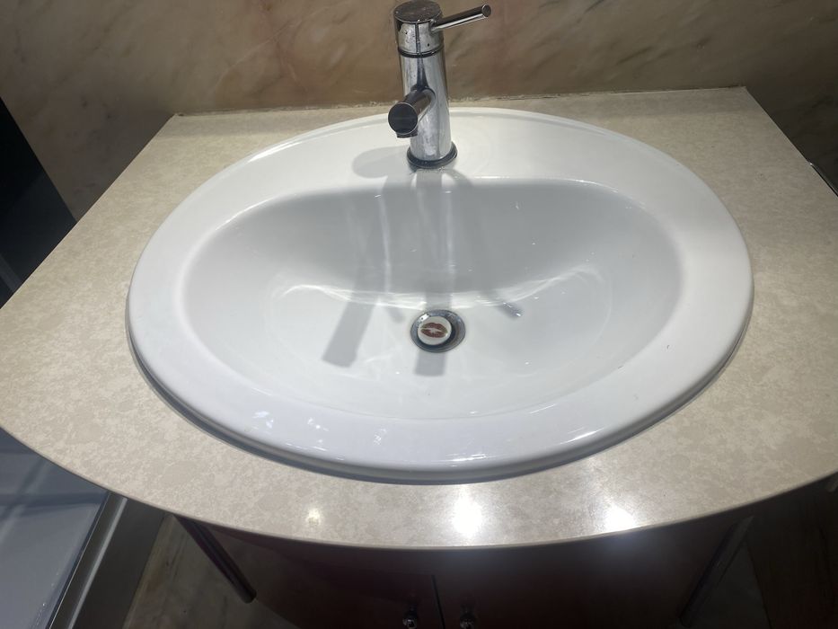 Movel de  casa de banho com espelho,focos e torneira incluida