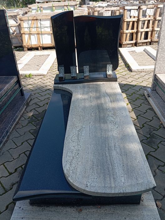 Nagrobki od 5000 .zł  Z literami i wazonem .