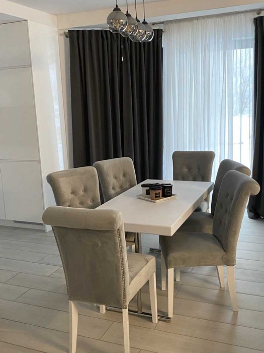 Krzesło glamour  do salonu jadalni  pinezki  Producent nowe