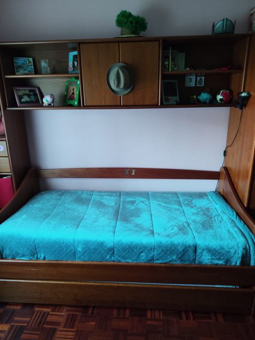 Estúdio com duas camas, roupeiro e cómoda em pinho