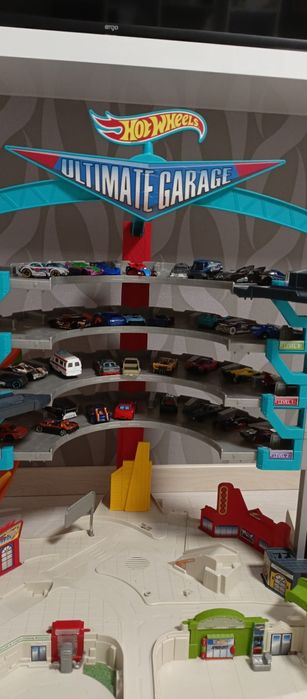 Мега гараж Хот Вилс. Большой гараж.