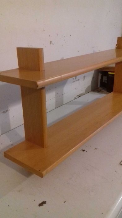 Półka z jasnego drewna