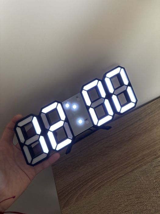 Zegar elektoniczny na półkę