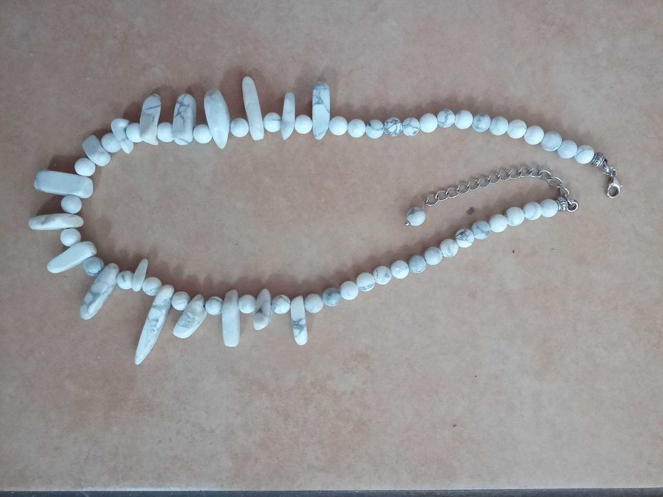 Naszyjnik z białego turkusu