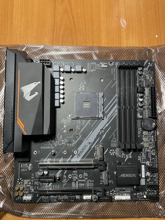 Материнська плата Gigabait Aorus Elit B550 під відновлення.