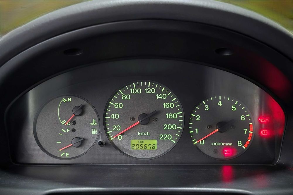 Mazda 323 F 1.3 GLX, prata, 205.000km, 1998, Muito Bom Estado