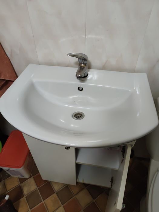 Szafka łazienkowa z umywalką i baterią