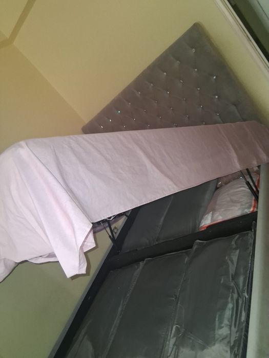 Cama de casal estofada com arrumação