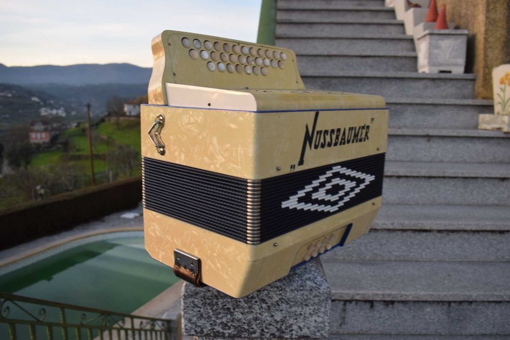 Concertina Nusbaummer 4 voz. Fa La Re