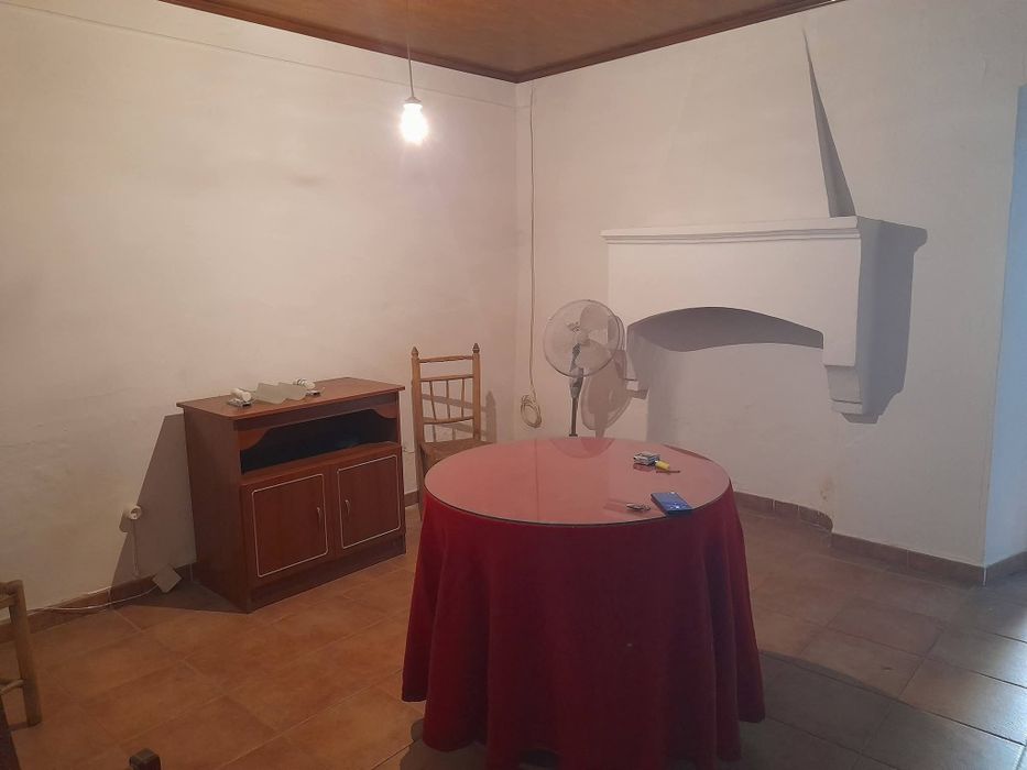 Moradia rés -do-chão com anexo de 2 pisos