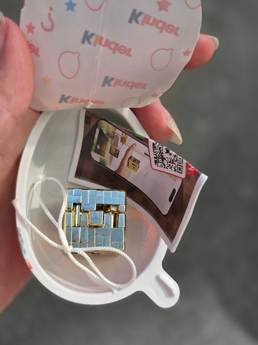 Золотий блок Minecraft Kinder Joy— колекційний брелок