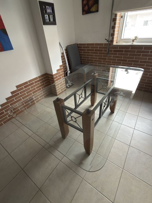 Mesa com tampo de vidro