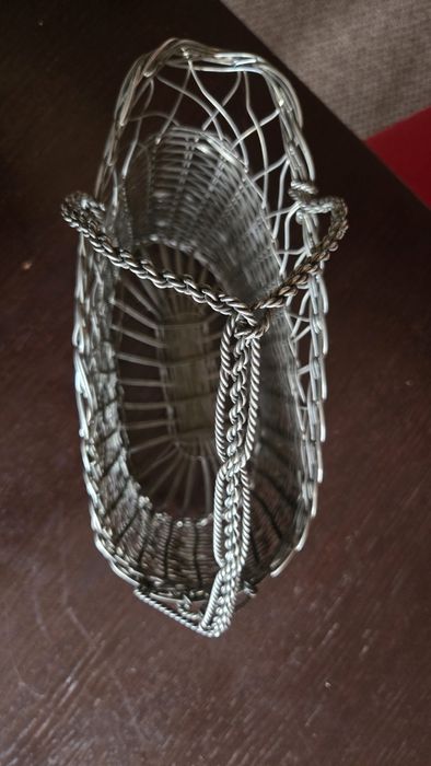 Metalowy koszyczek do serwowania wina