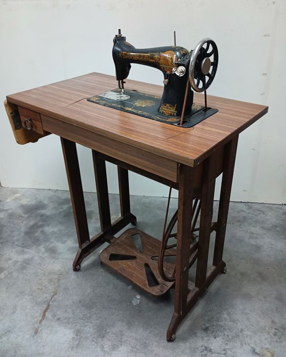 Antiga Máquina de costura marca SINGER a funcionar perfeitamente, 
Exe
