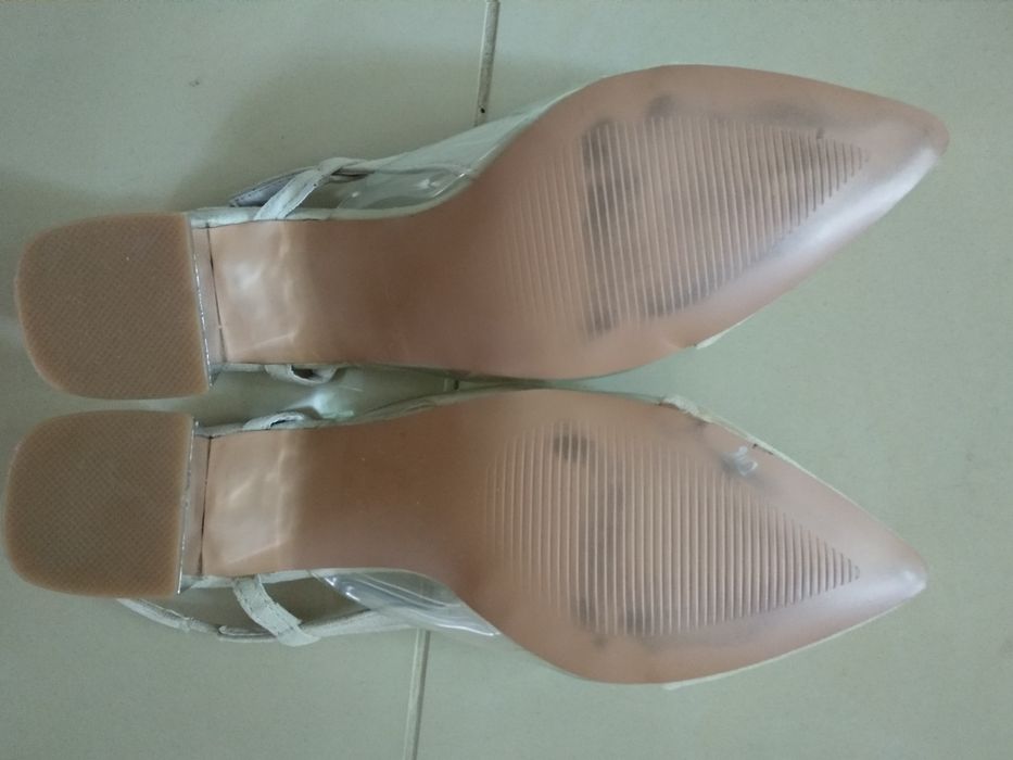 Beżowe transparentne buty bez pięty