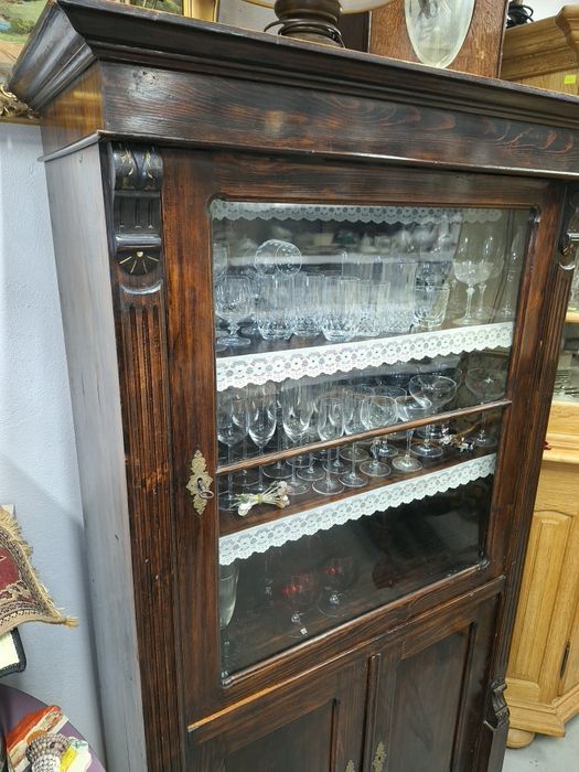 Stary,  drewniany  kredens w stylu biedermeier