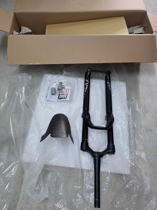 Rockshox Lyrik Select+ 140mm + Yari RC + Peças várias