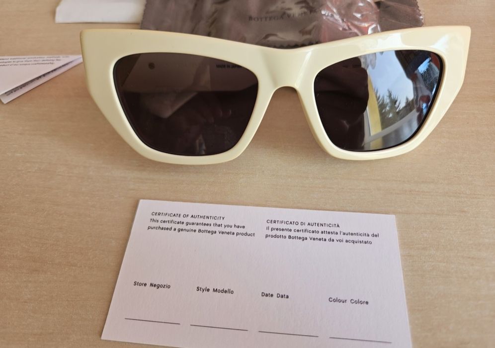 Beżowe kremowe okulary Bottega Veneta