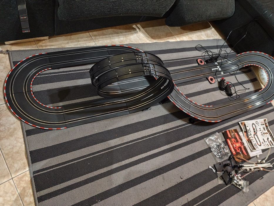Pista carrera em excelente estado inclui carro do Super Mario Kart