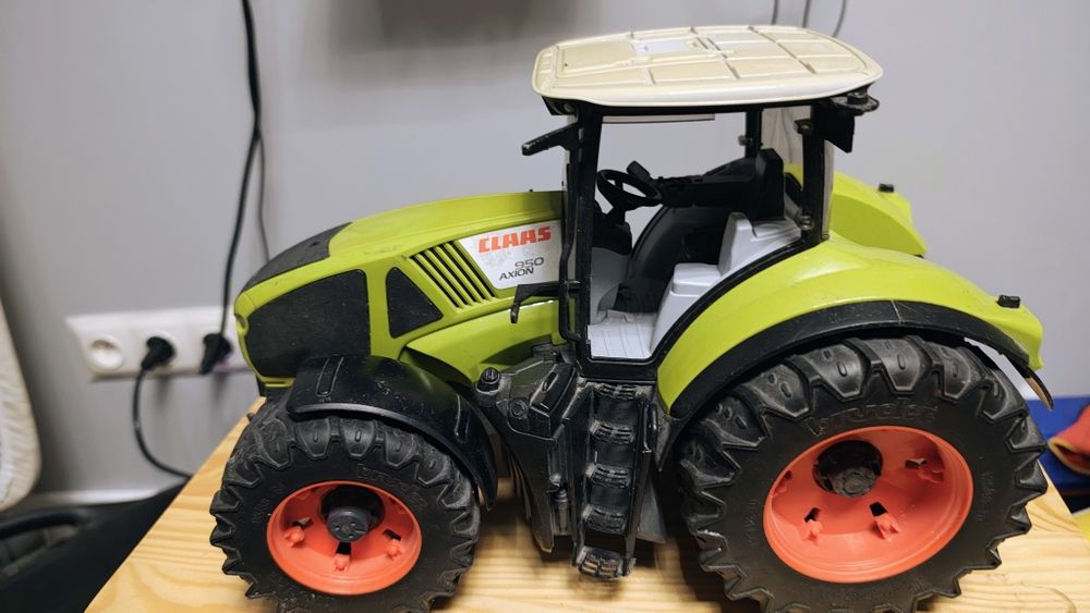 Bruder traktor claas
