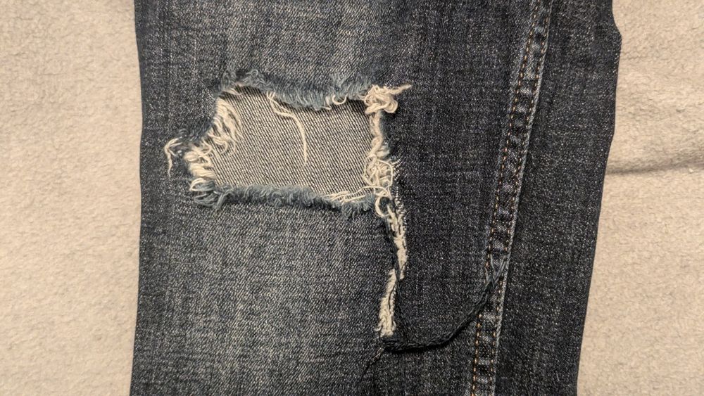 Spodnie jeansy dżinsy Pier One bawełna elastan dziura kolano 34/34