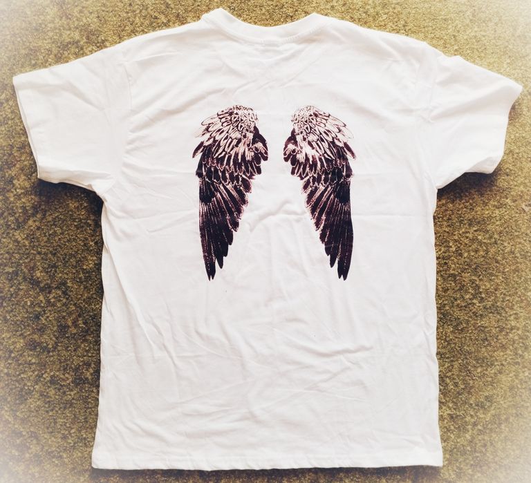 Біла футболка з крилами