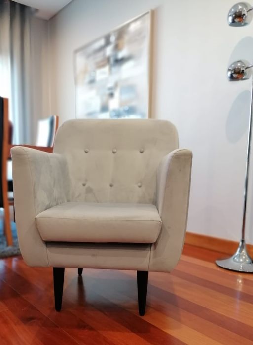 Cadeirão em tecido cinza aveludado