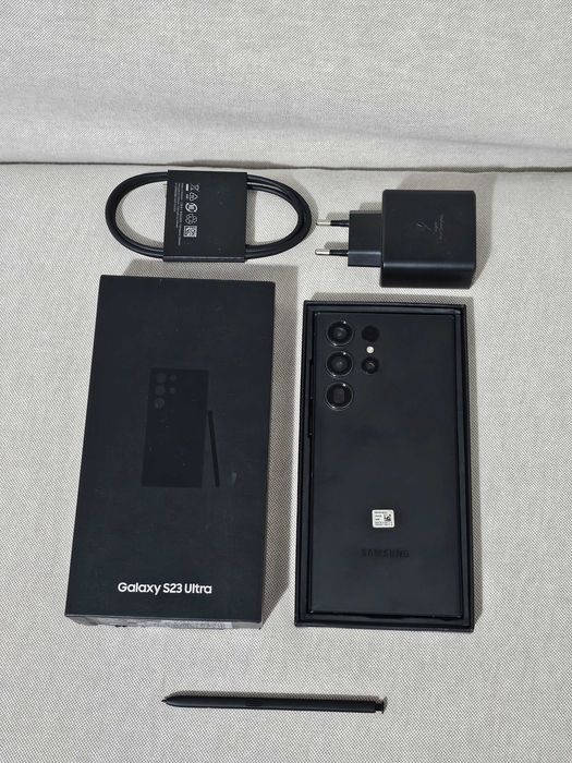 Samsung S23 Ultra 256gb.  Muito bom