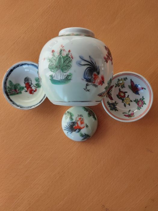 Pote e pequenas taças em porcelana de Macau.