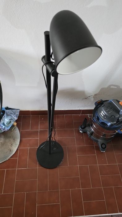 Candeeiro de pé preto