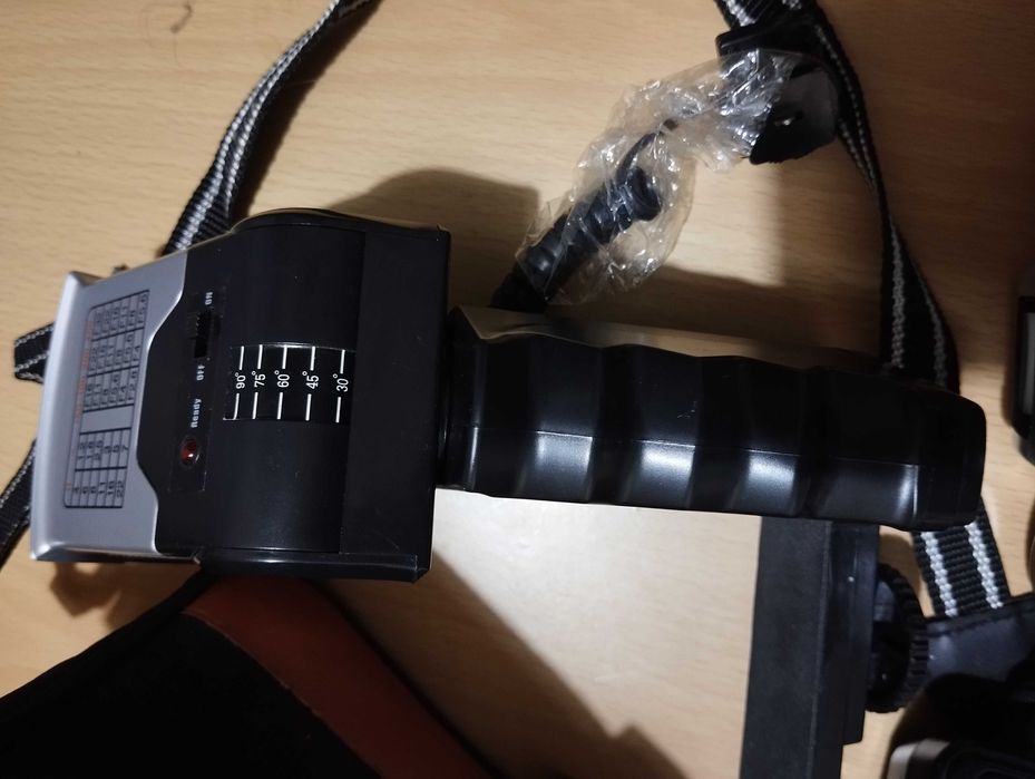 Câmara de video vintage com flashes.