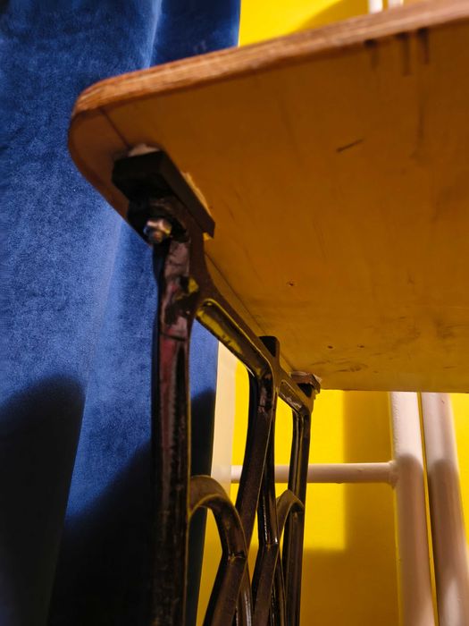 Stolik nocny z lampą