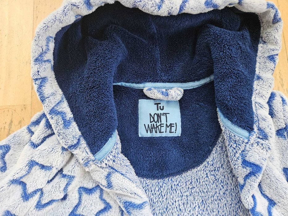 Puszysty szlafrok z kapturem rozm. 122/128