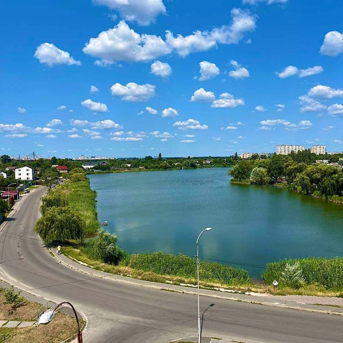 Продаж автономної будівлі 1500 м² на березі озера