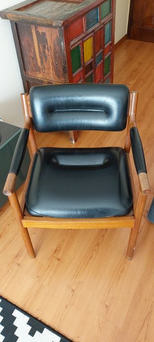 Cadeira vintage em  madeira maciça