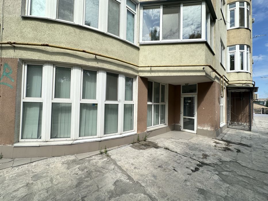 Продаж фасадного приміщення на вул. Трухачевського