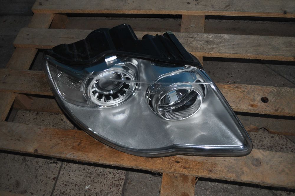 Volkswagen Touareg правая фара hella