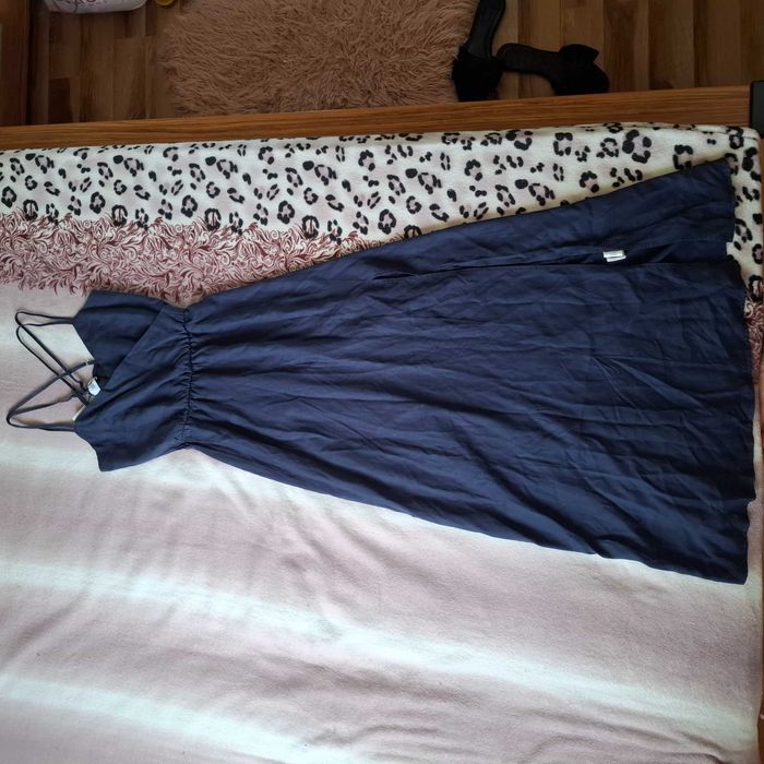 Długa sukienka na rakiaczkach wykonana z naturalnego materiału