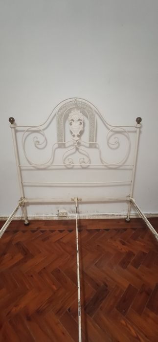 Cama de ferro com mesas e colchão