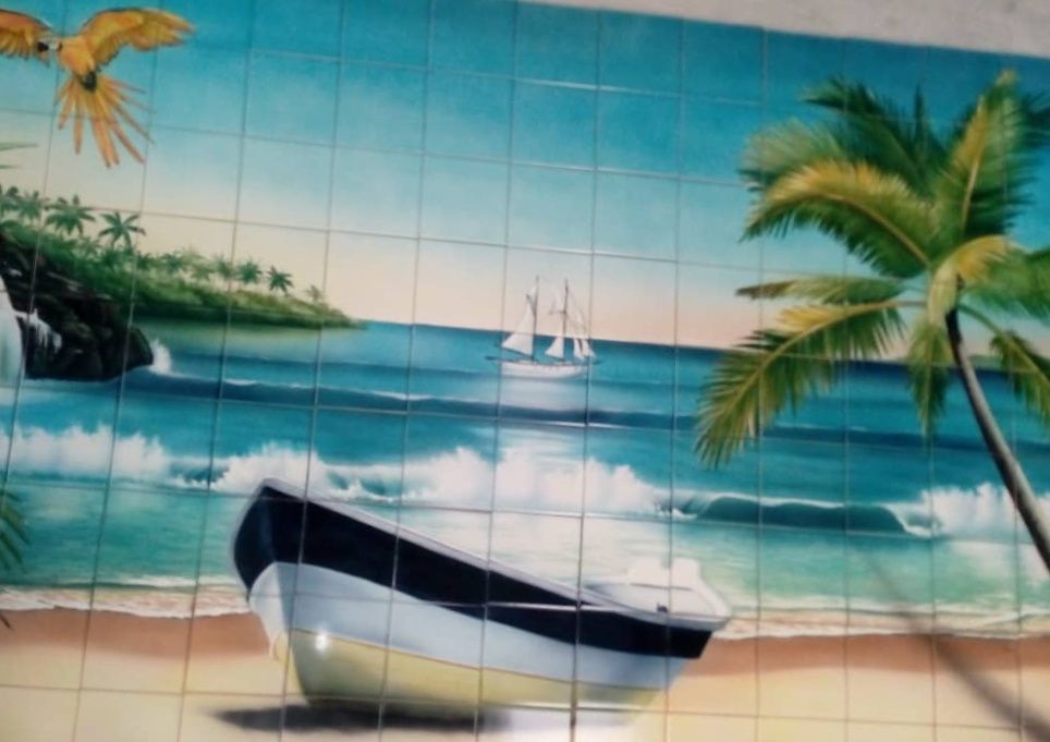 Azulejos pintados á mão, vidro em relevo, serigrafia, estampilhas etc.