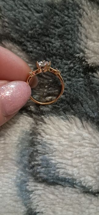 Mały pierscionek z cyrkoniami