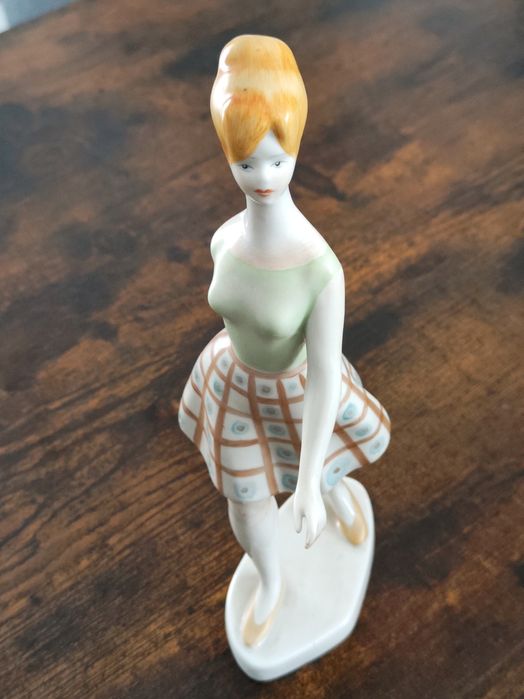 Figurka Modystka blondynka w spódnicy, Hollohaza, lata 60, 24 cm