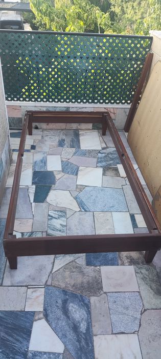 Cama em madeira maciça de solteiro